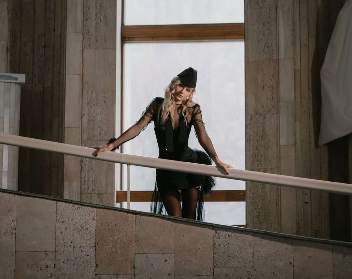 Анастасія Цимбалару блиснула струнким тілом в бібліотеці