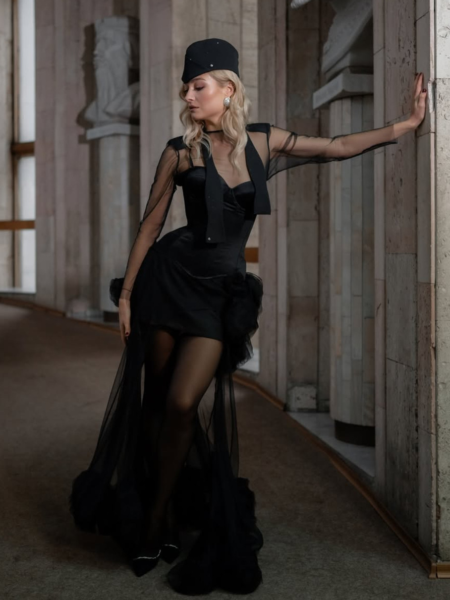 Анастасія Цимбалару похвалилася ніжками в бібліотеці