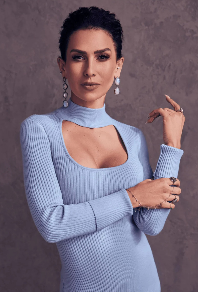 Хіларія Болдуїн з декольте попозувала на сторінках журналу