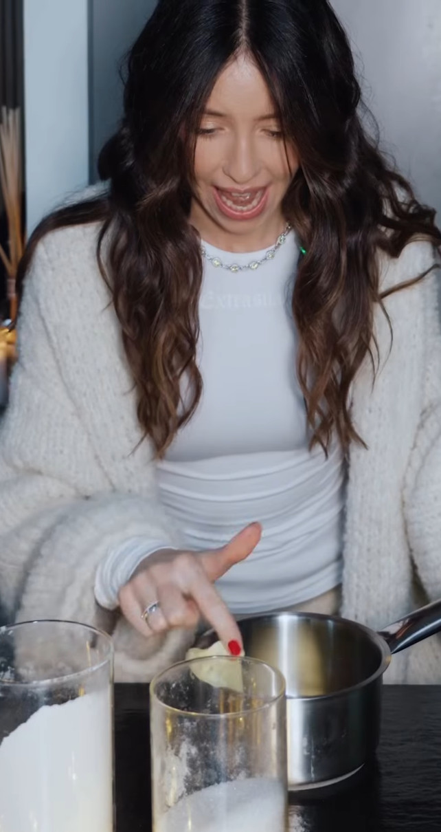 Надя Дорофєєва показала етапи приготування різдвяного печива вдома