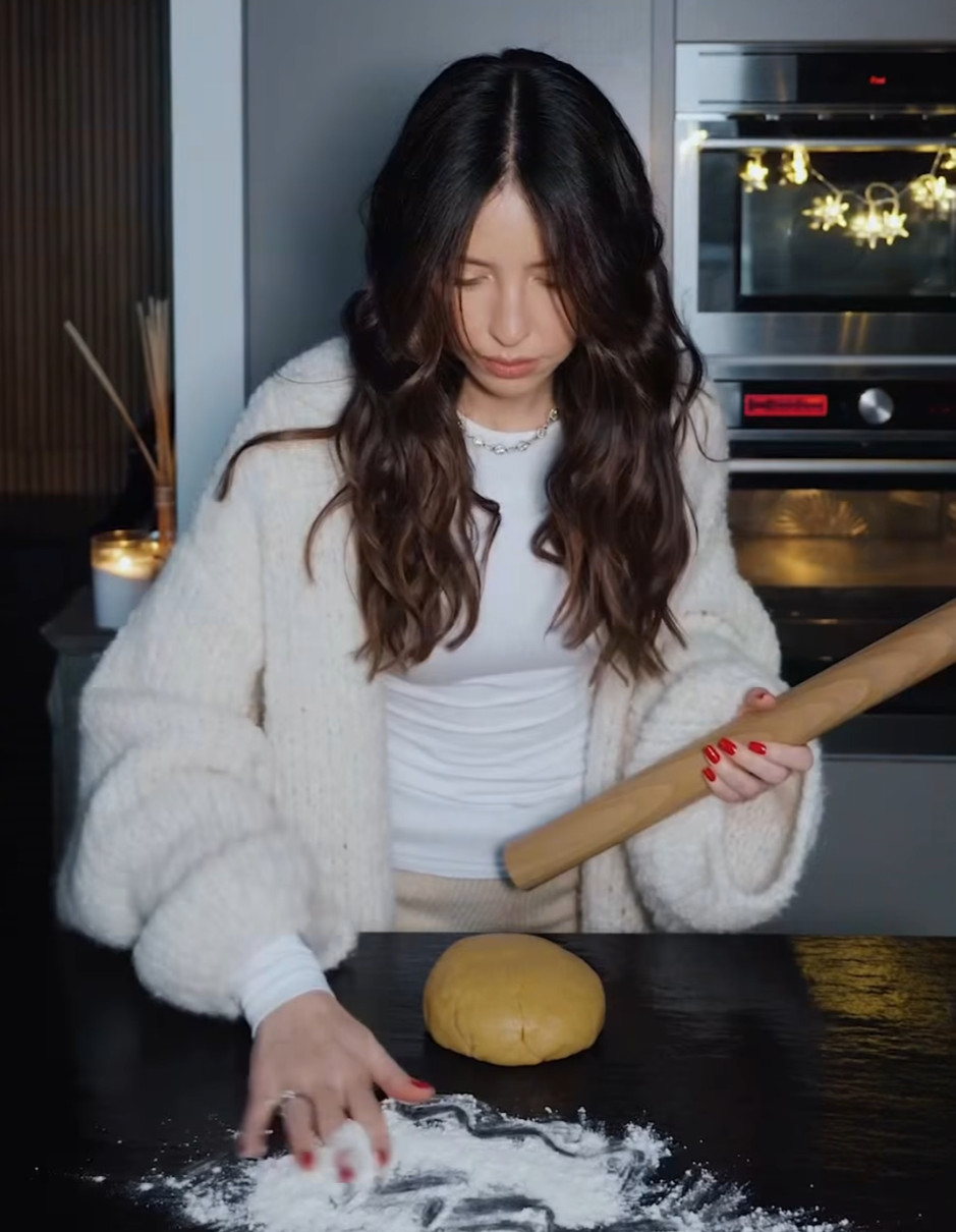 Надя Дорофєєва зняла відео, в якому готувала різдвяне печиво