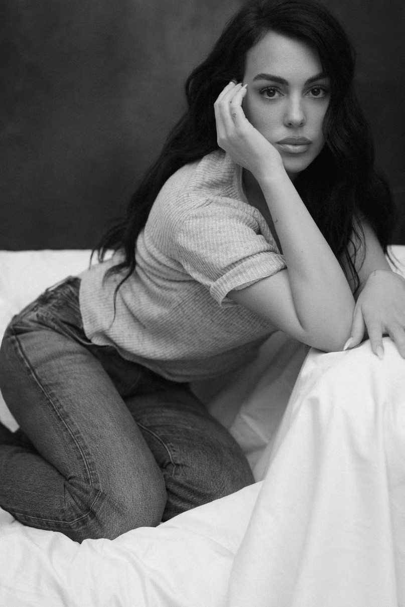 Млосна наречена Роналду у джинсах попозувала на дивані для глянцю