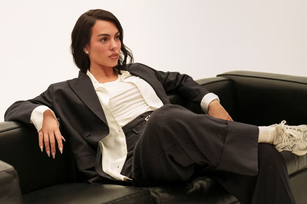 Наречена Роналду у трендовому костюмі посиділа на дивані для глянцевих фото