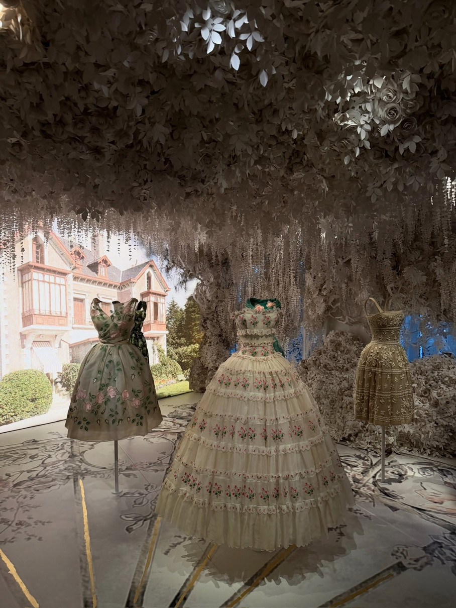 Дівчата подивилися на сукні від туніського кутюр'є Аззедіна Алаї 