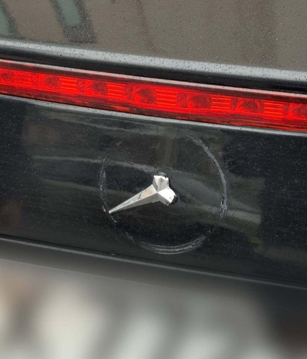 Співак Муаяд показав наслідки пошкодження свого авто жінкою