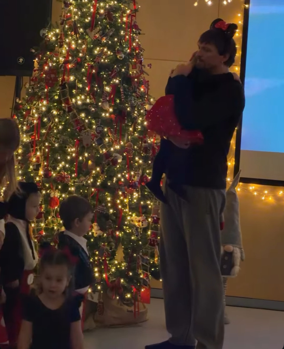 Олександр Усик з дочкою на руках попозував біля ялинки на святі