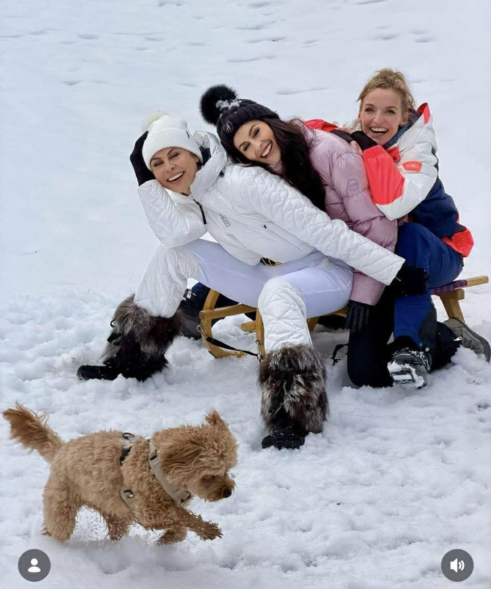 Жінка з подружками весело проводить час у німецькому спа-готелі 