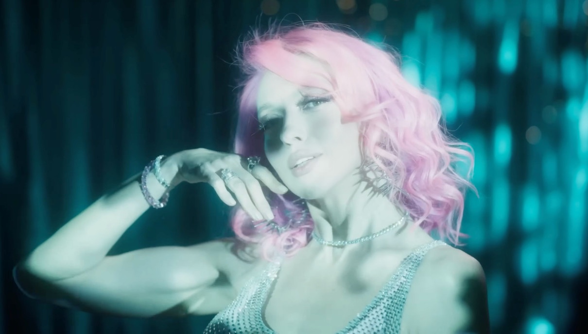 Оля Полякова у сексі луці потанцювала в новорічному кліпі