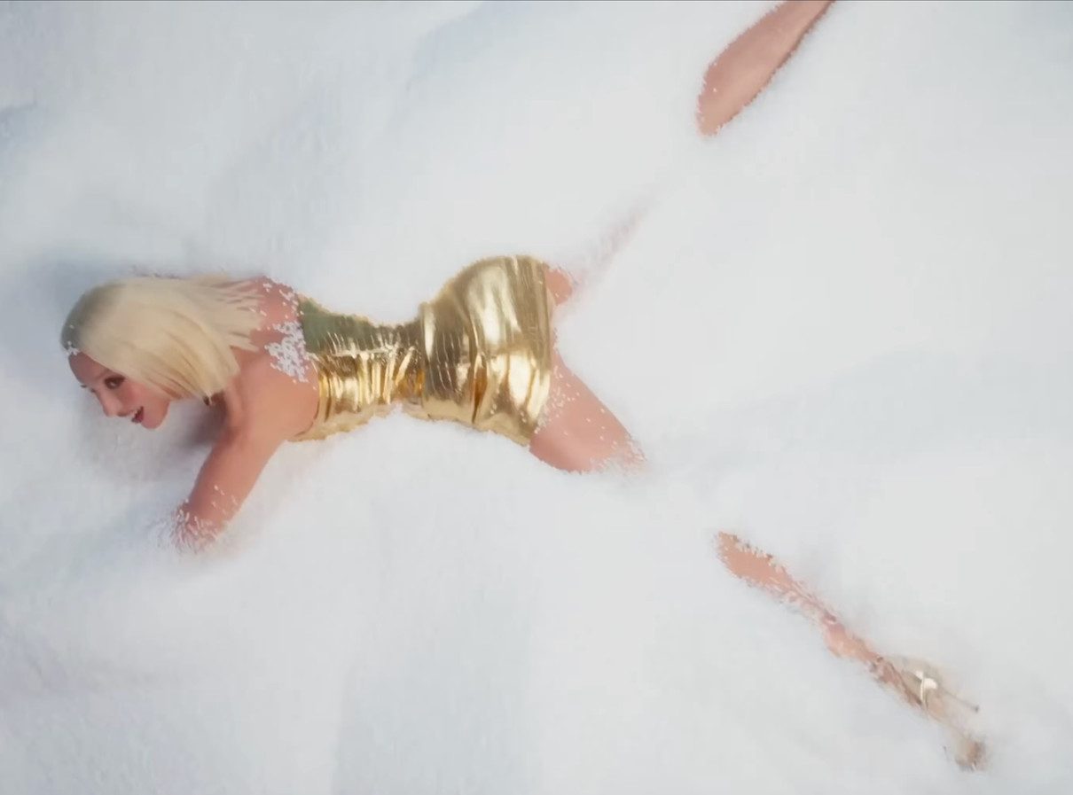 Оля Полякова похвалилася формами у золотому міні в новорічному кліпі