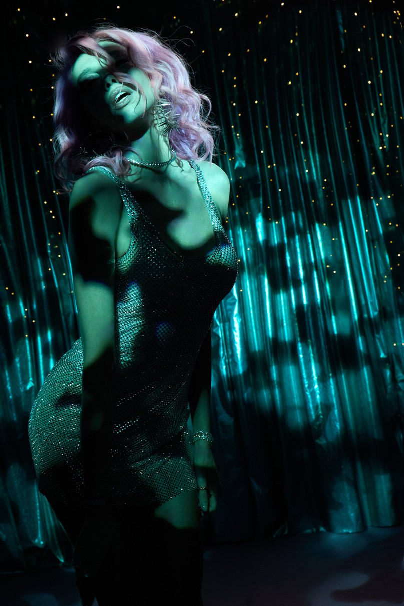 Оля Полякова у блискучому міні похвалилася тілом в новому кліпі