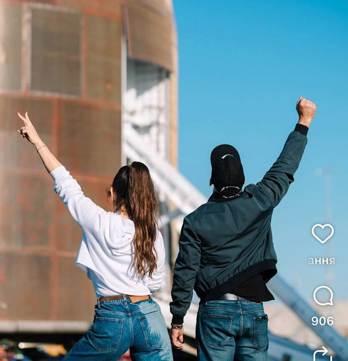 Лорен Санчес позує з Джеффом Безосом