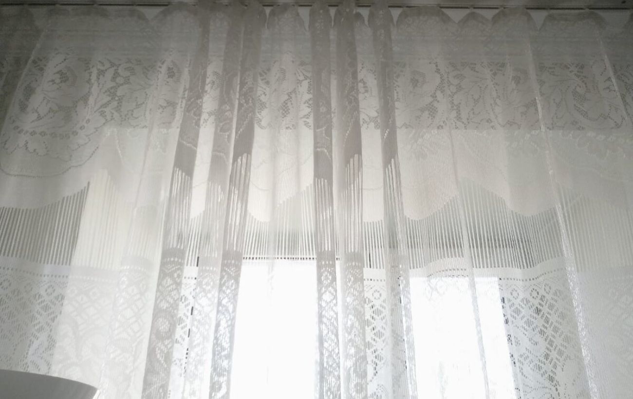 Експерти розповіли, як повернути білизну та свіжість капроновій фіранці