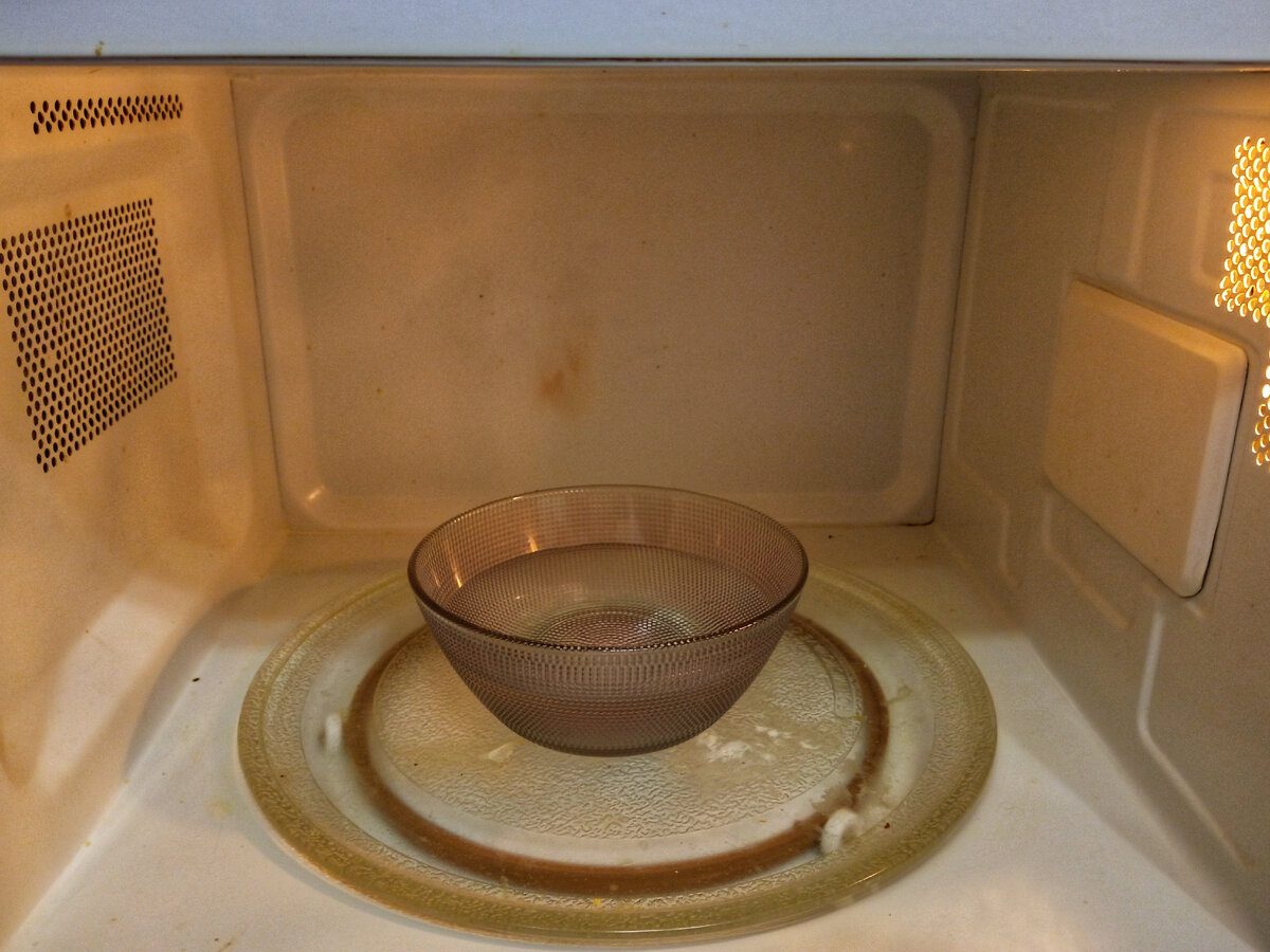 Господині розповіли, який фрукт допоможе очистити мікрохвильовку від запаху 