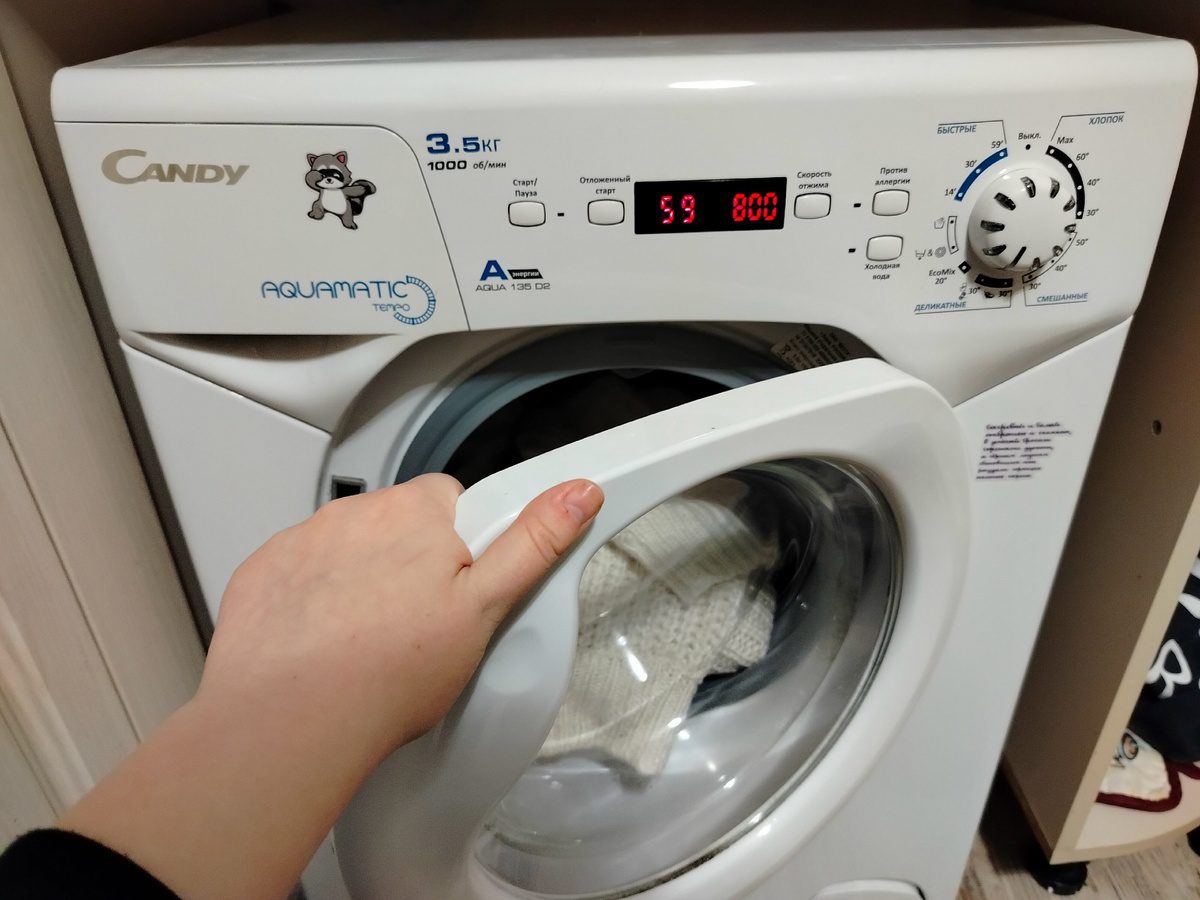 Експерти розповіли, як правильно прати пуховик у домашніх умовах, аби він не злипався в грудочки