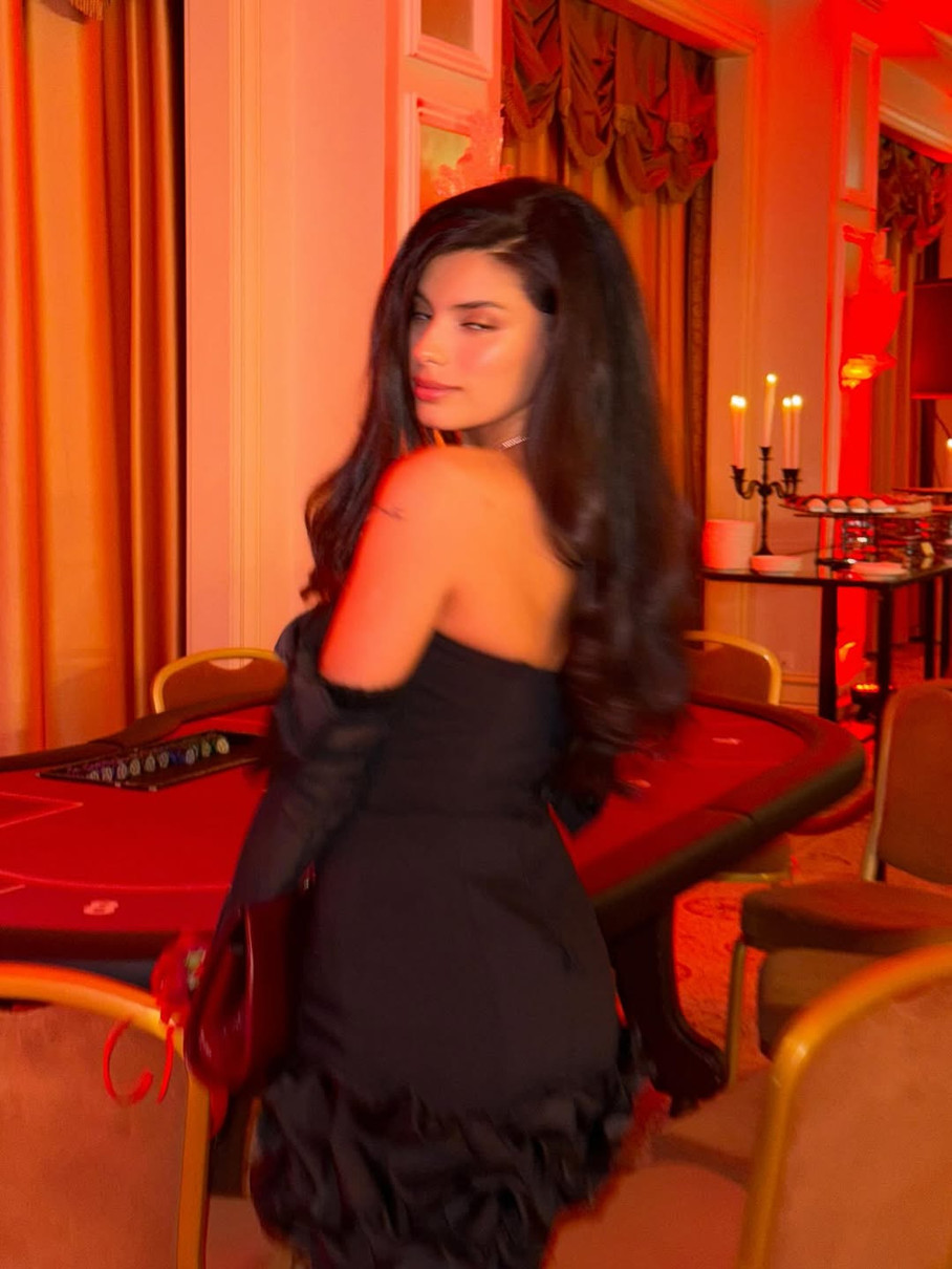 Мішель Андраде наробила сексі фото у міні на вечірці