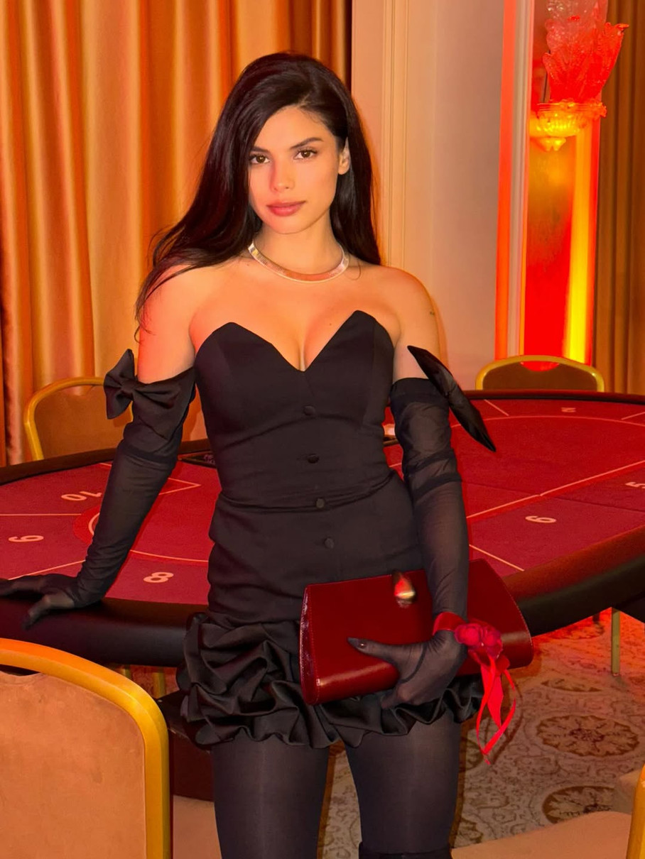 Мішель Андраде блиснула фігуркою у коротенькій сукні на вечірці