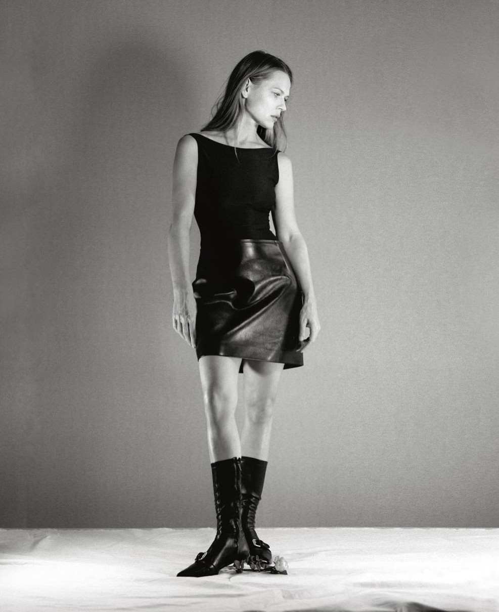 Фреймут в короткій спідниці показала ноги