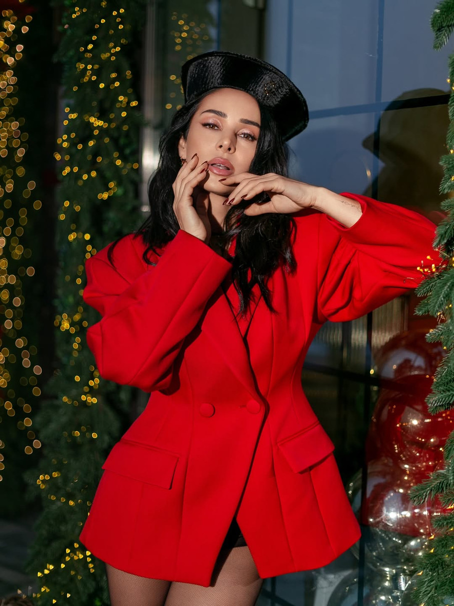 Злата Огнєвіч похвалилася талією у короткій сукні-жакеті