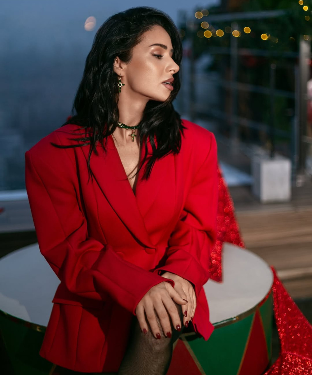 Злата Огнєвіч у полум'яному міні наробила чуттєвих