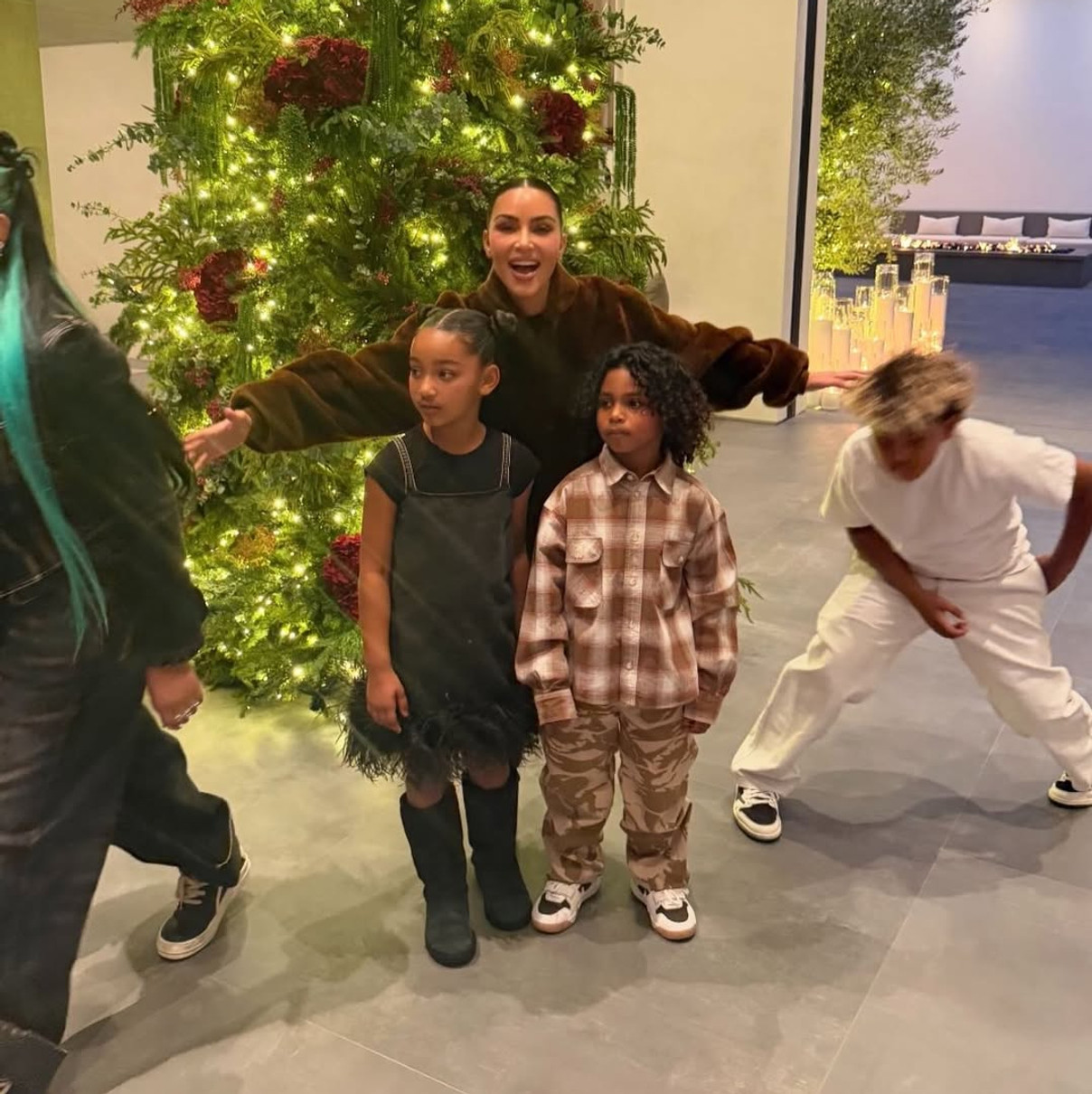 Кім Кардашян попозувала з дітьми біля ялинки і насмішила результатом