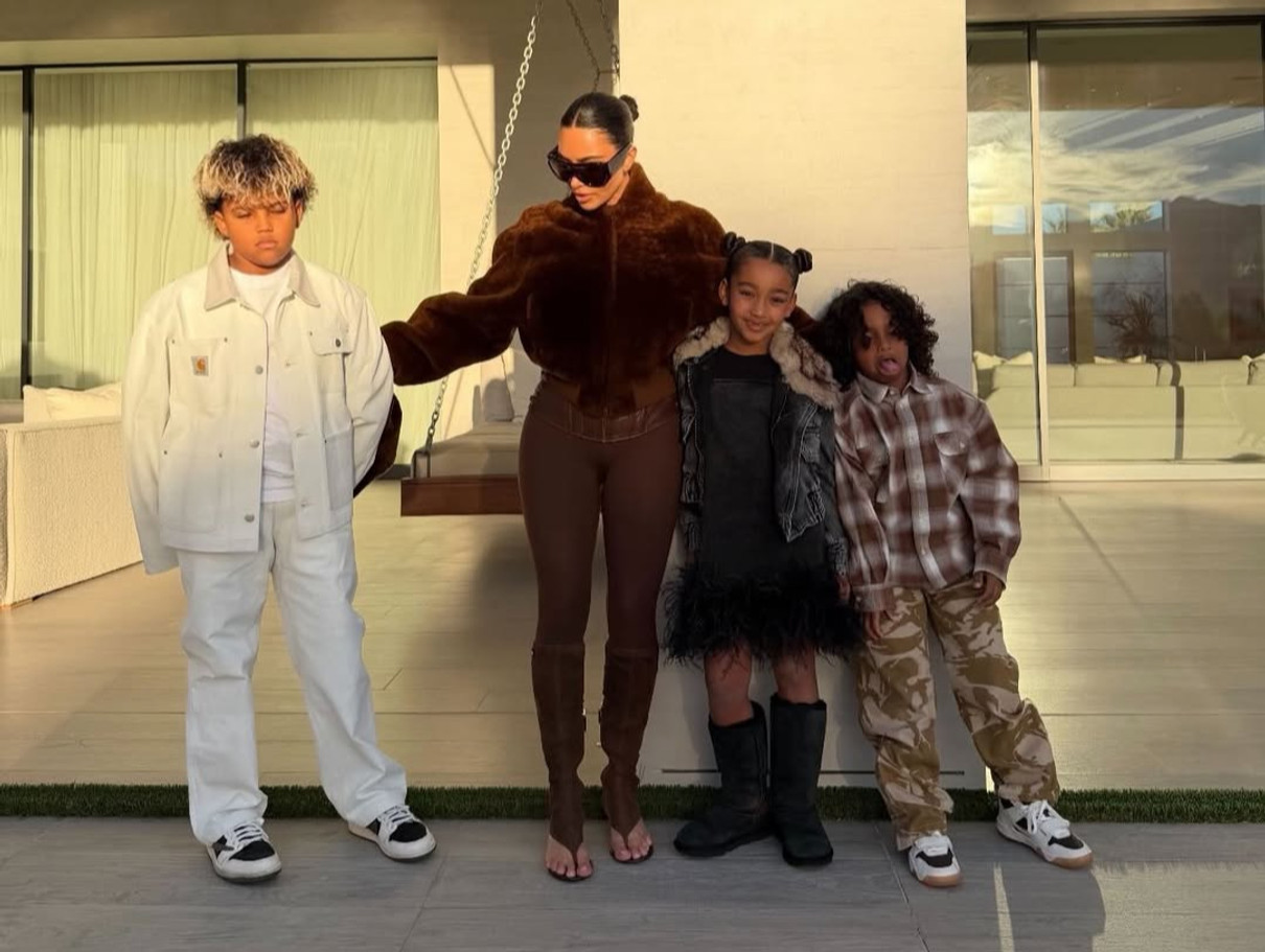 Кім Кардашян насмішила спробами пофотографуватися з дітьми