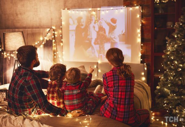 Родина у домі з гирляндами / © Credits