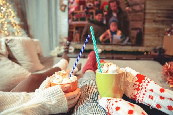 Пара дивиться «Сам удома» / © Credits