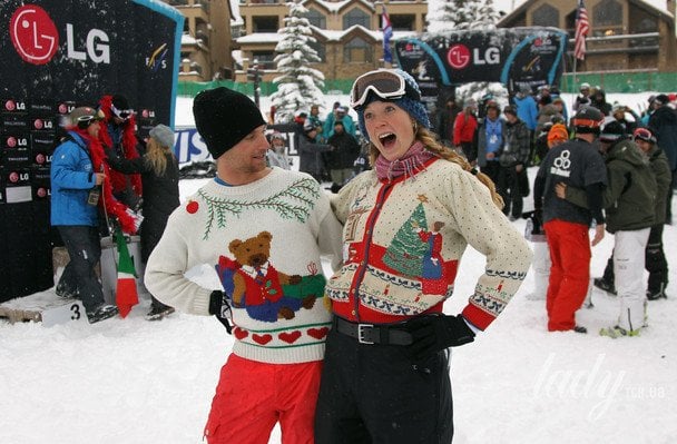 Пара у кумедних светрах із візерунками / © Getty Images
