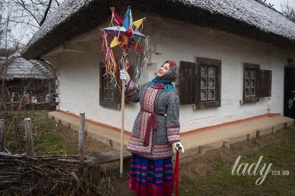 Дівчина колядує із зіркою