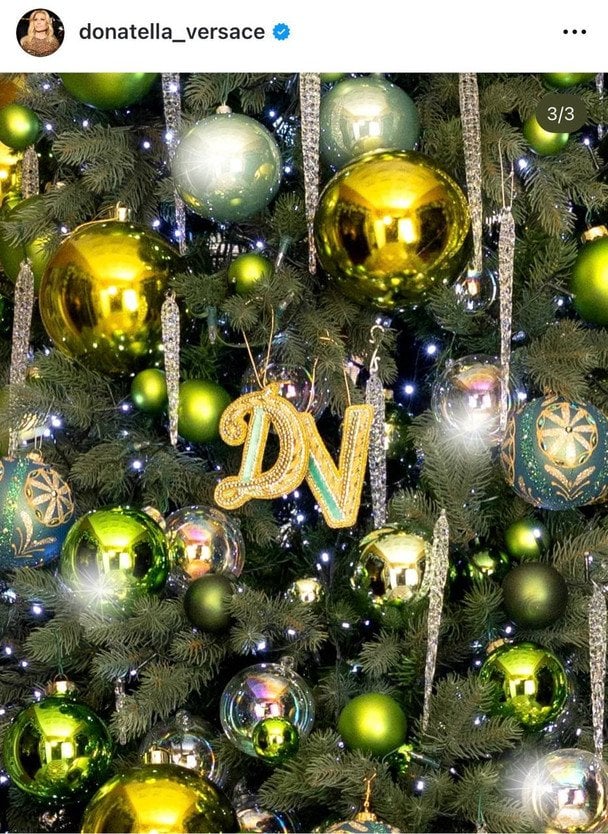 Іграшка на ялинці Донателли Версаче з її ініціалами / © Донателла Версаче/Instagram