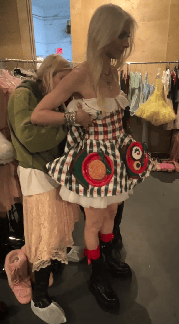 Тейлор Момсен приміряє свою сукню з фільму