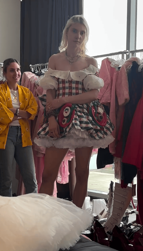 Тейлор Момсен приміряє свою сукню з фільму