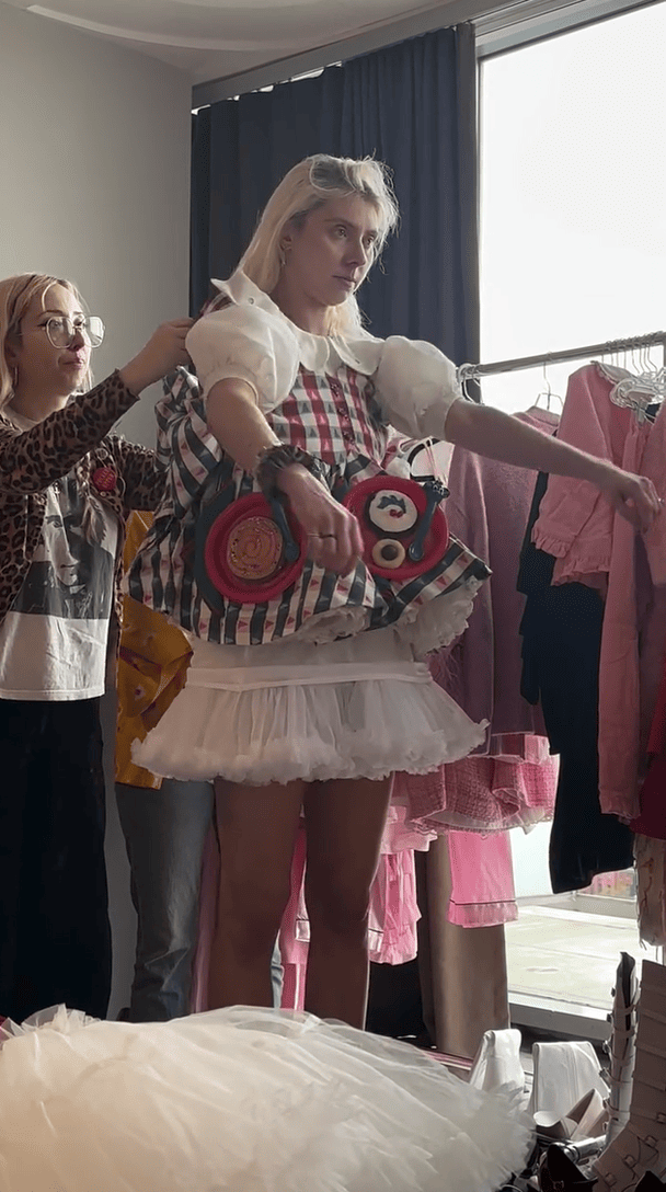 Тейлор Момсен приміряє свою сукню з фільму