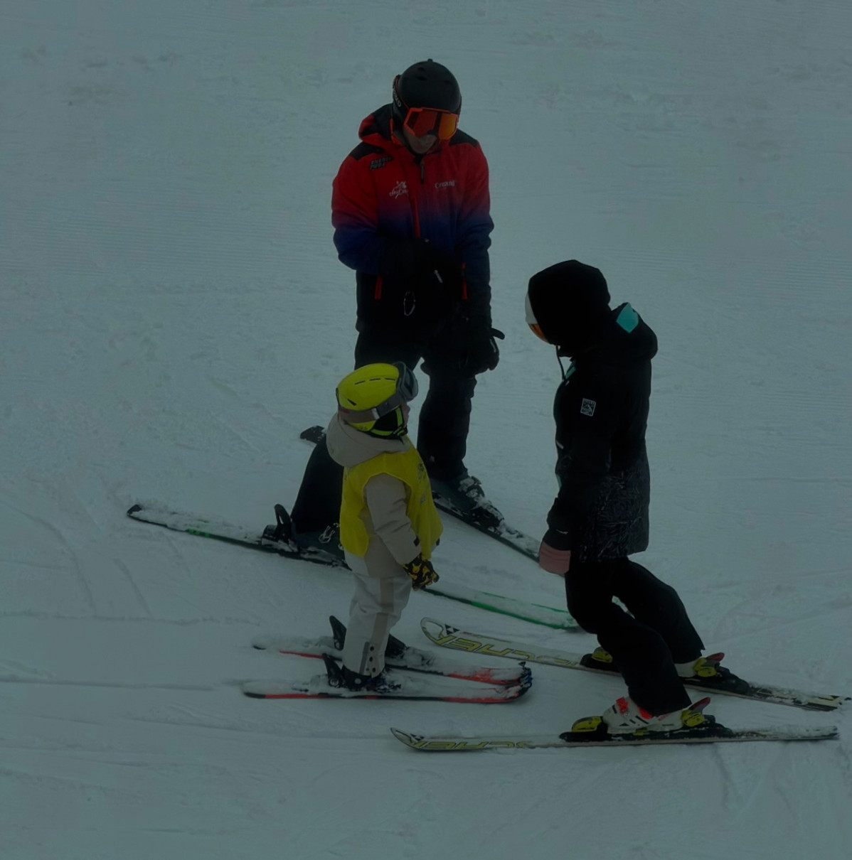 Андрій Лунін з дружиною і сином покатався на лижах на курорті