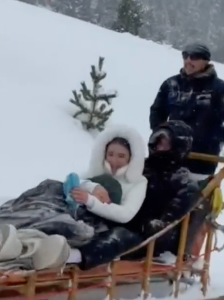 Андрій Лунін з дружиною і сином показалися серед снігу в Андоррі