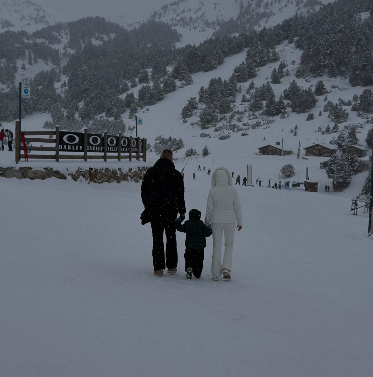 Андрій Лунін з дружиною та синочком розважився на засніжених горах