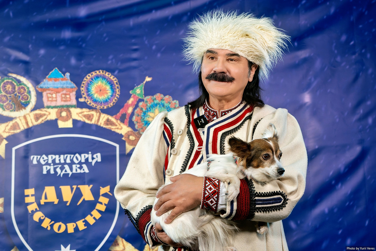 Павло Зібров з песиком в руках виступить на різдвяному концерті