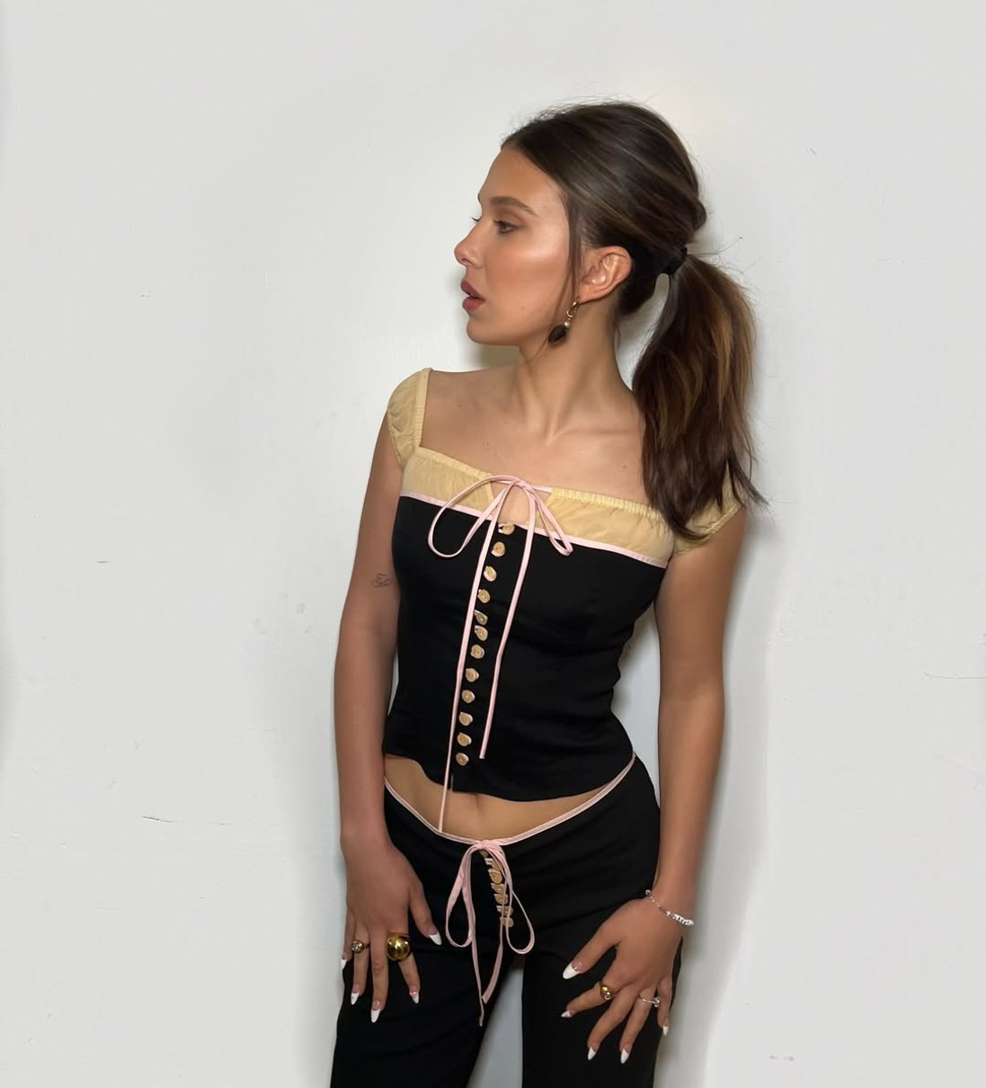 Міллі Боббі Браун позує у профіль