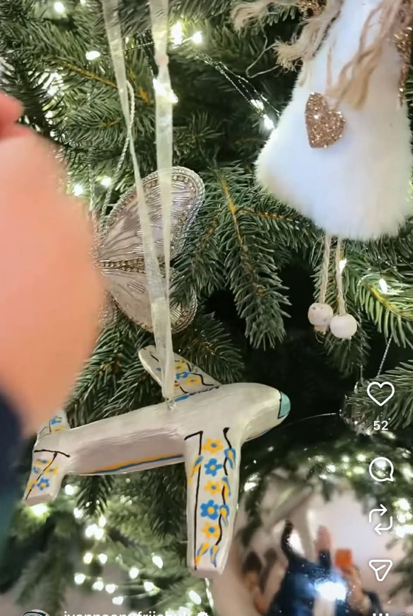 Іванна привезла з України іграшкову Мрію