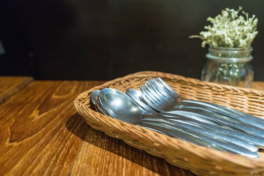 Господині розповіли, з чим зберігати столові прибори, щоб вони не тьмяніли