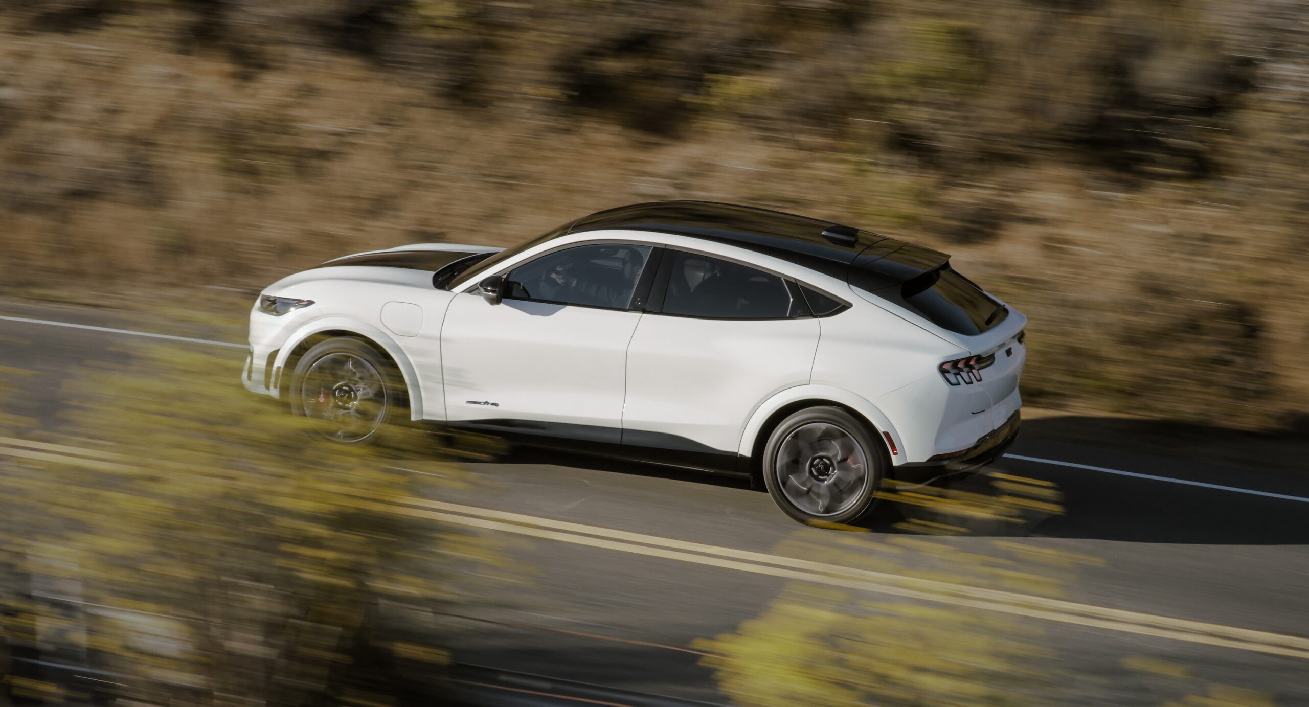 Ford оголошує потрійну відкличну кампанію: проблеми з фарами, подушками безпеки та трансмісією - фото 1