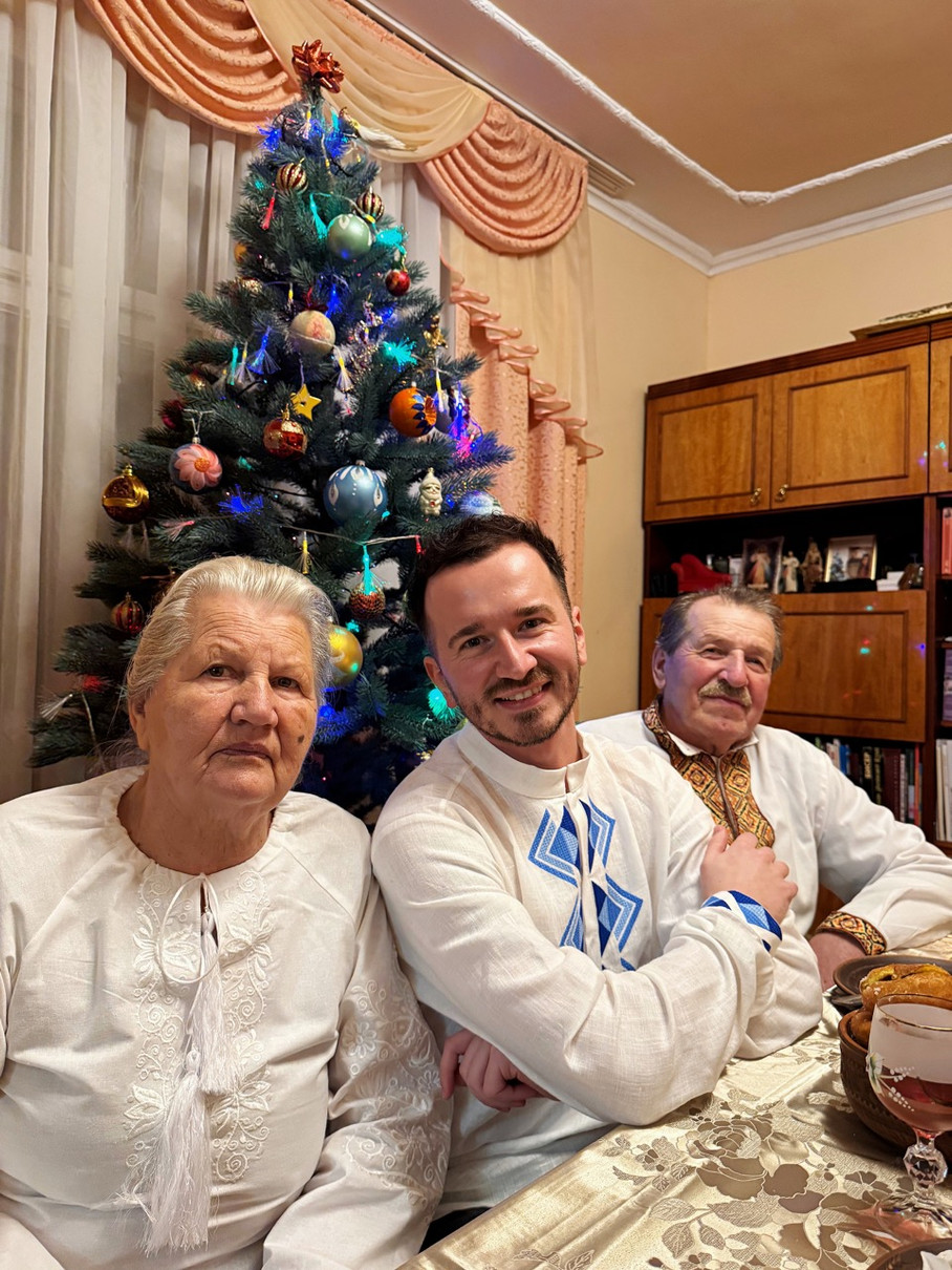 Дідусь і бабуся ростили Андрія, поки мама була на заробітках в Італії, і залишаються найближчими людьми для нього 