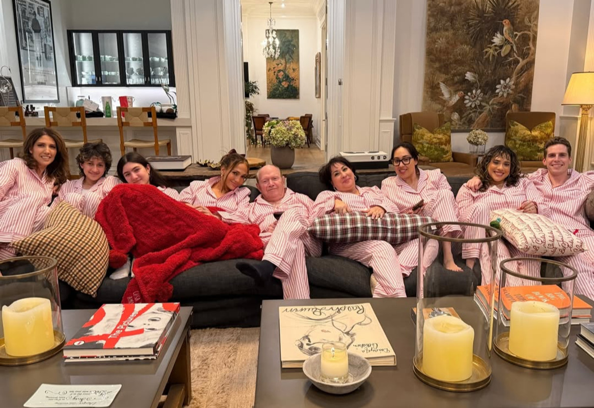 Дженніфер Лопес разом із родиною попозувала у піжамах на Святвечір