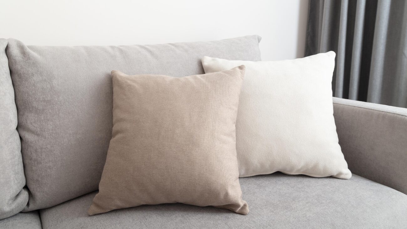 Експерти розповіли, який простий лайфхак допоможе значно очистити старі подушки від запаху