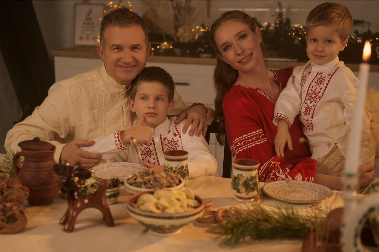 На столі у родини пісня страви та багато кераміки