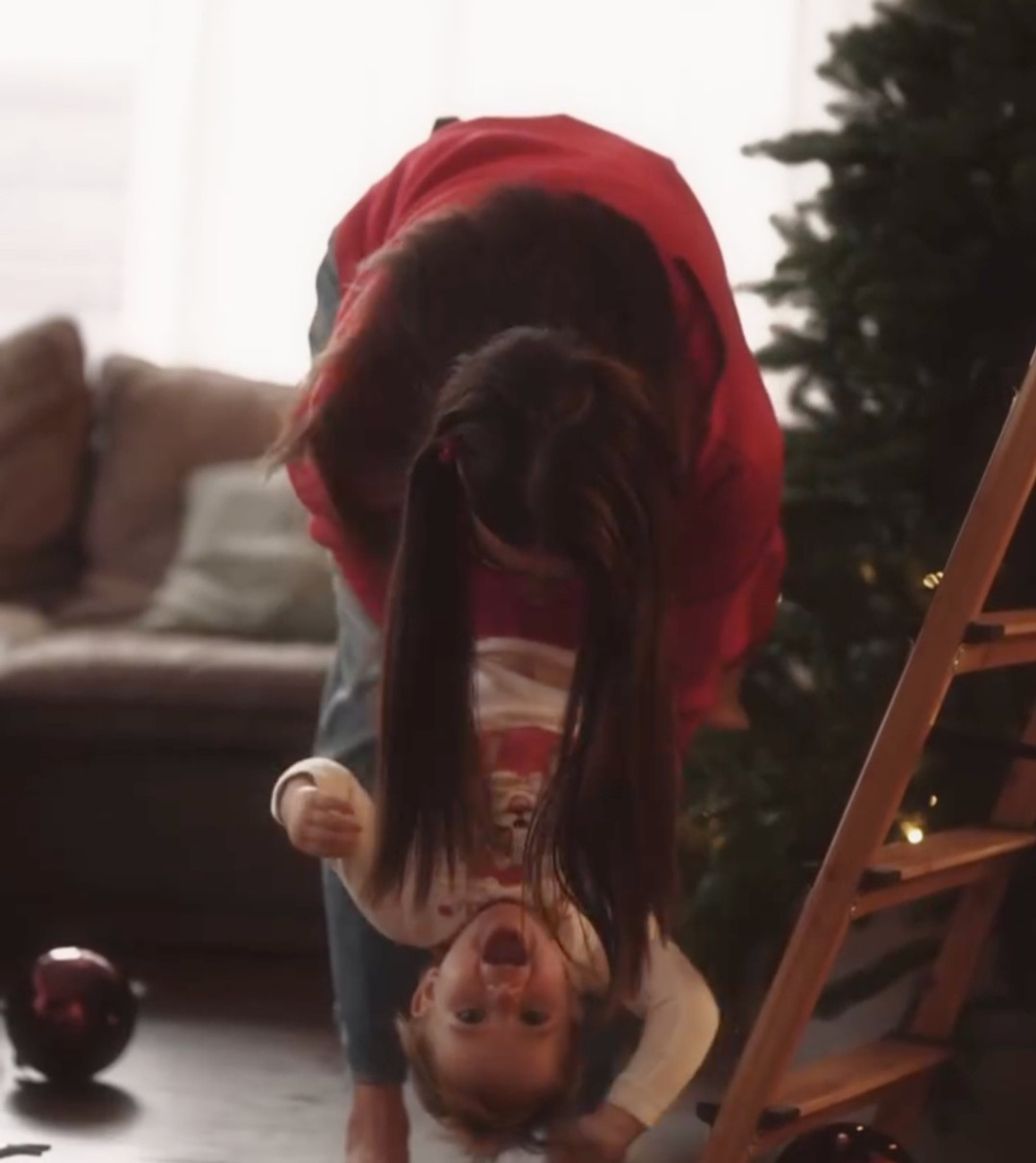 Дружина Усика погралася з меншою дочкою коло ялинки