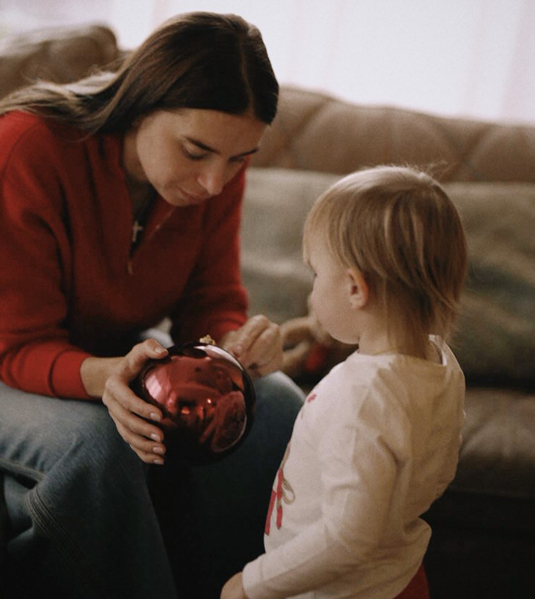Дружина Усика помилувалася 1-річною дочкою з новорічними прикрасами