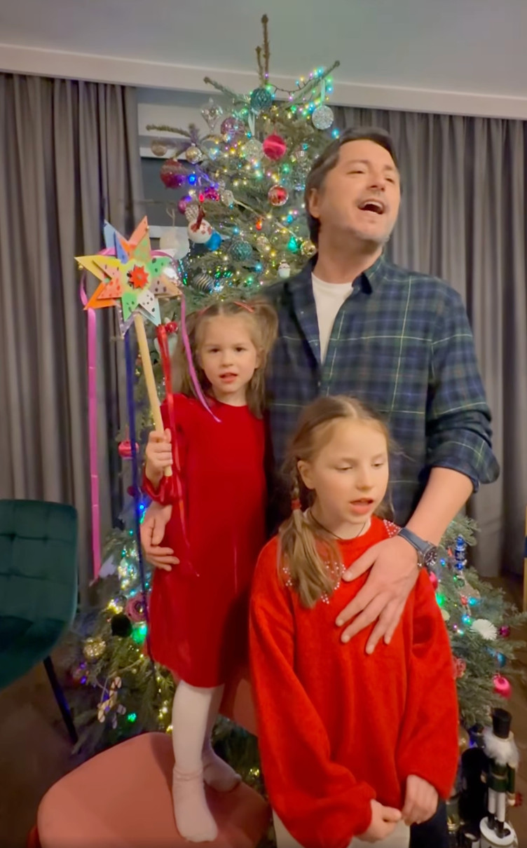 Сергій Притула з дочками заспівав колядку і привітав з Різдвом
