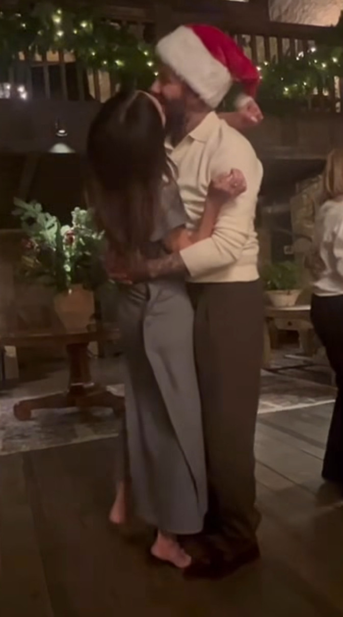 Девід Бекхем мило обійняв Вікторію під час танцю