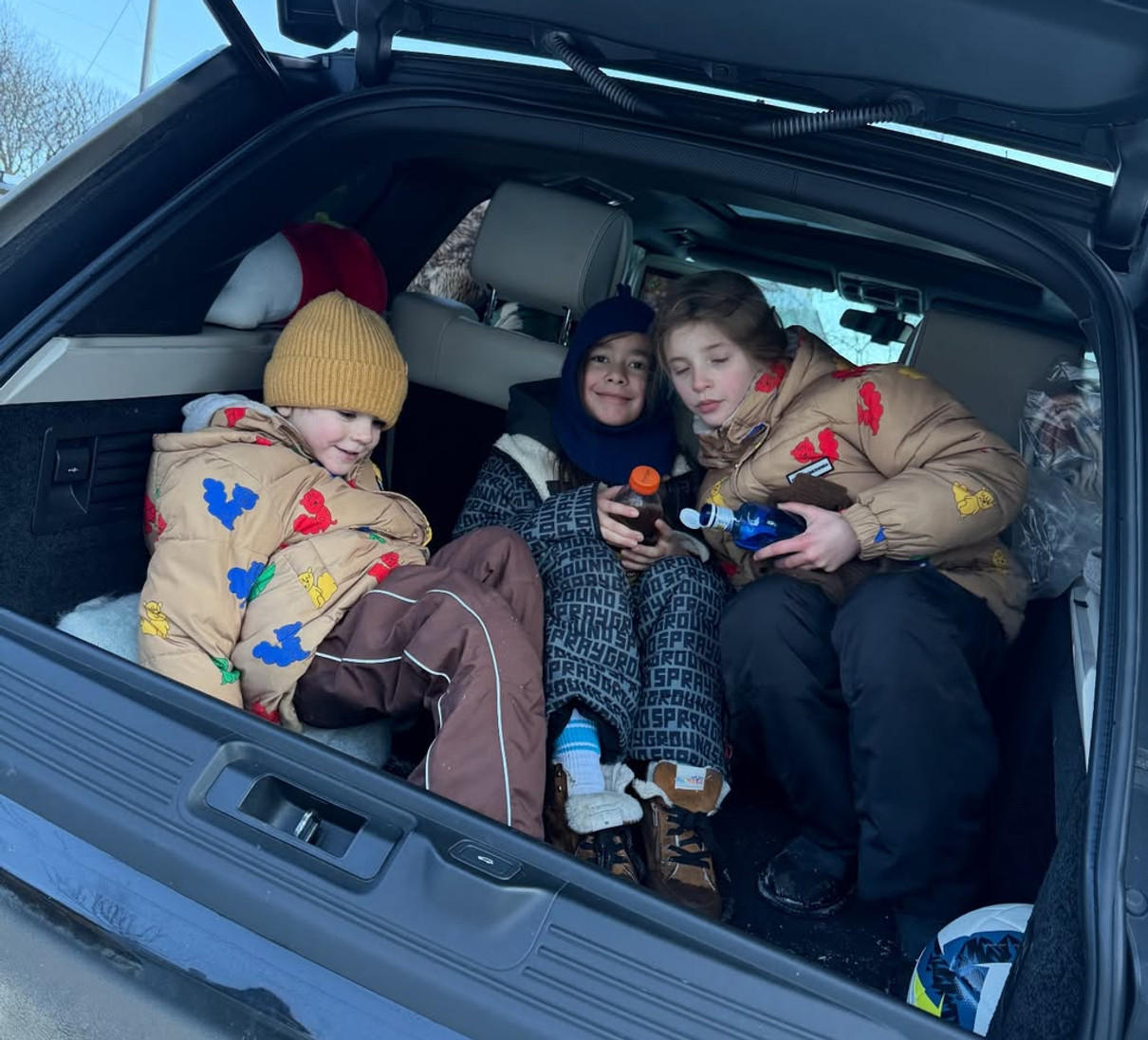 Даша Кацуріна показала фото своїх дітей в багажнику машини